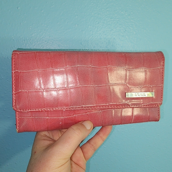 Kenneth Cole Reaction Wallet - Picture 1 of 5